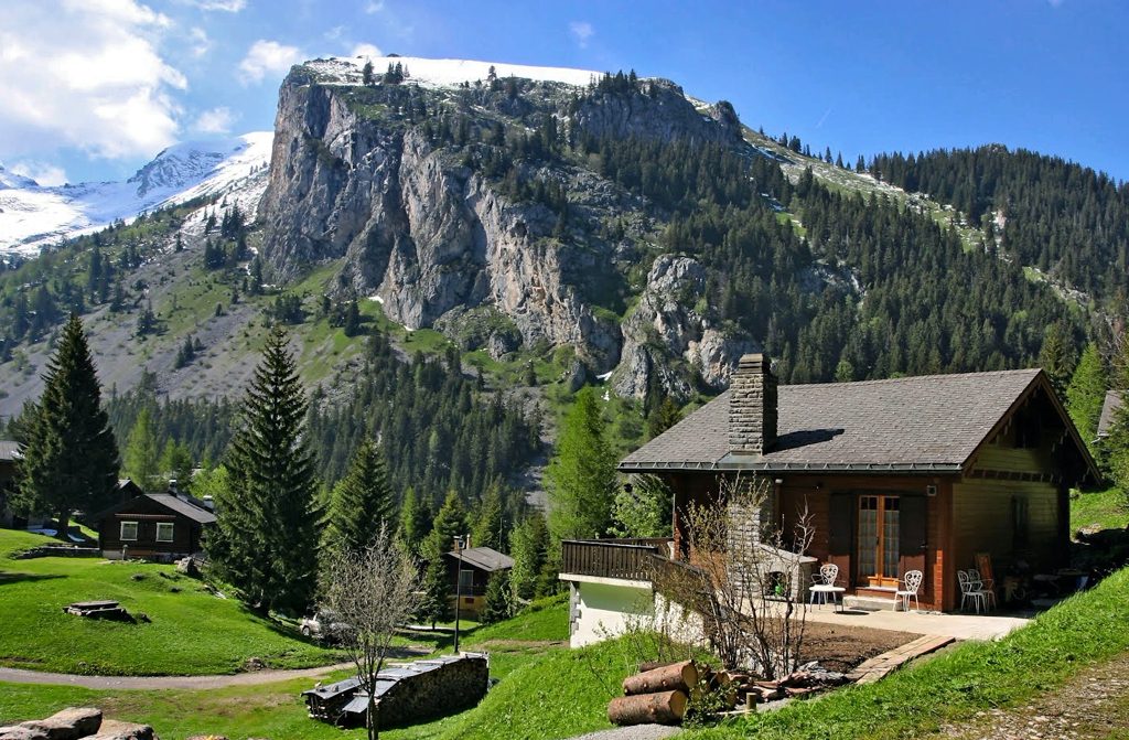 Vista de los Alpes Suizos desde una cabaña