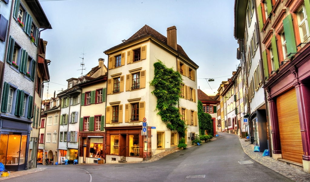 Pintorescas viviendas en una interseccion en Basiela, Suiza