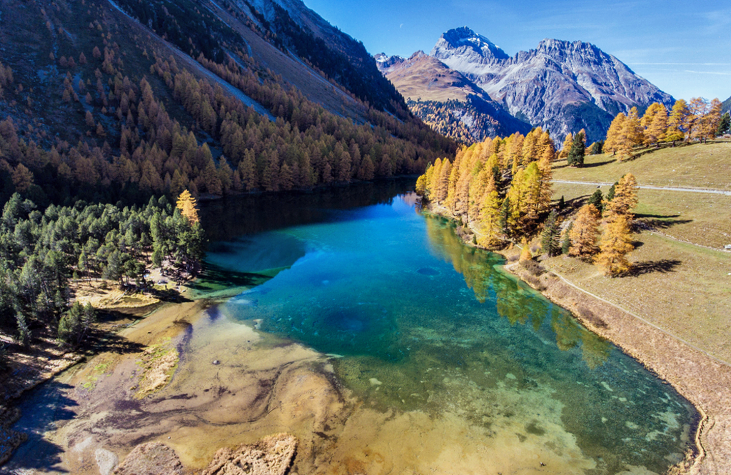 Vista de aguas turquesas es lo que encontraras en el Parque Nacional de Suiza