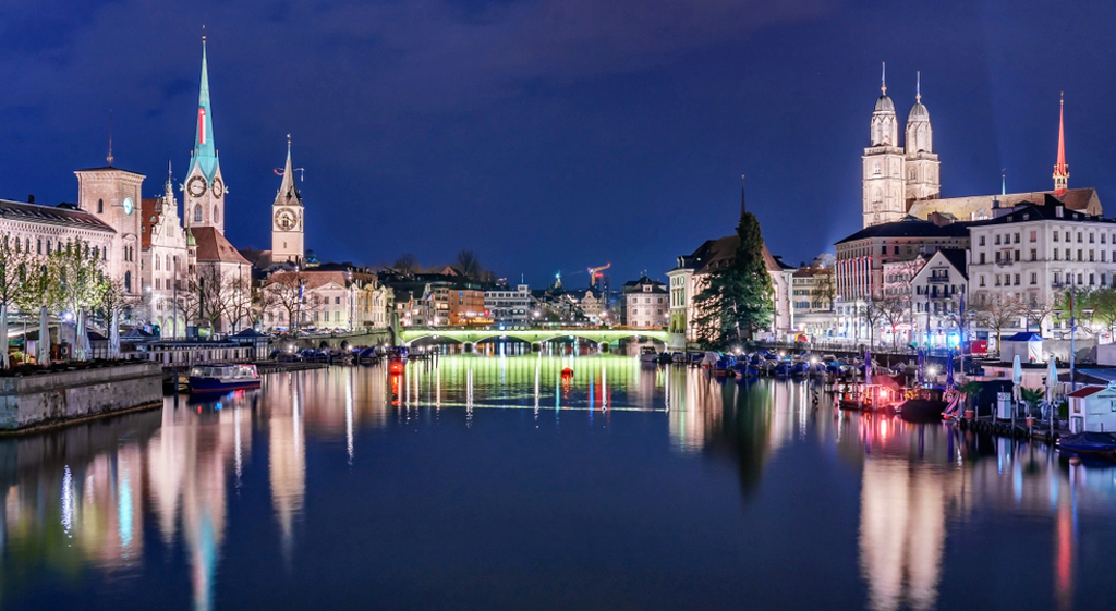 Vista nocturna de Zurich, Suiza