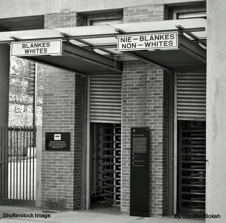 Entrada al Apartheid Museum - Representando la segregación racial de la época