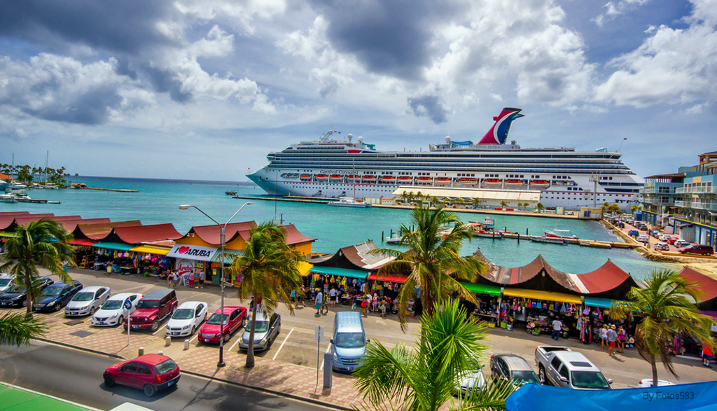 Crucero en el puerto de Oranjestad, Aruba. ShutterStock Image