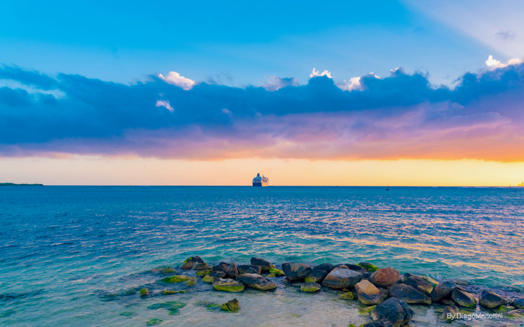 Crucero sarpando de Aruba en el atardecer. ShutterStock Image