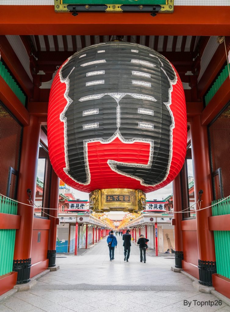 Lampara en la puerta Kaminarimon. Templo Sensoji