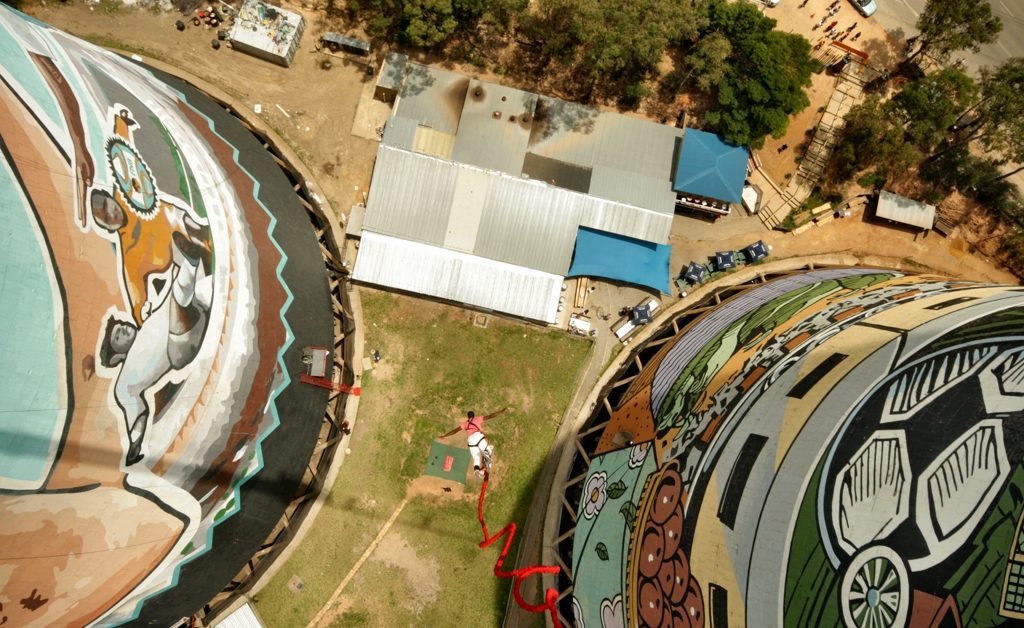 Una de las actividades en la Torres Orlando, es el salto bunge