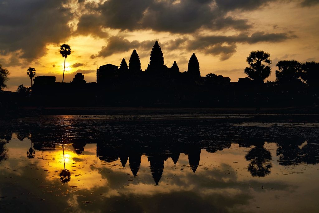 Amanecer en Angkor Wat - freepik image