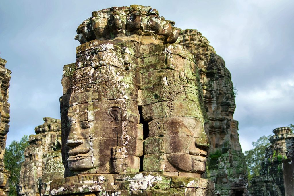 Caras esculpidas en torres del Templo Bayon - freepik image