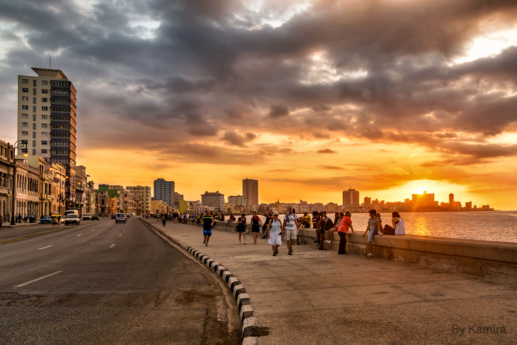 Atardecer en el malecon - La Habana - ShutterStock Image