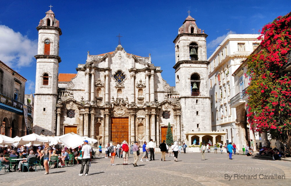 Plaza de la Catedral - La Habana Vieja - ShutterStock Image